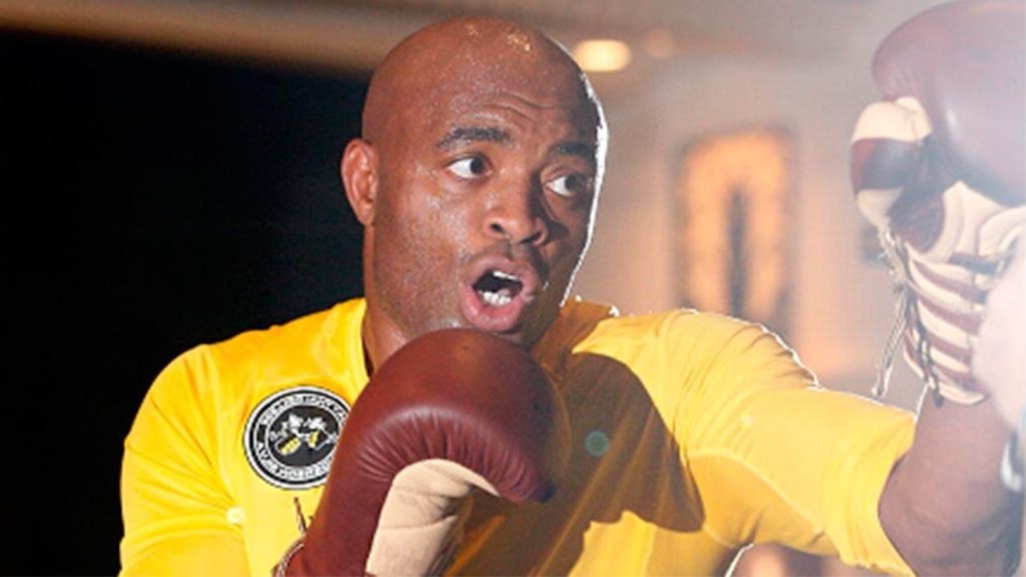 Anderson Silva boxeando com um saco